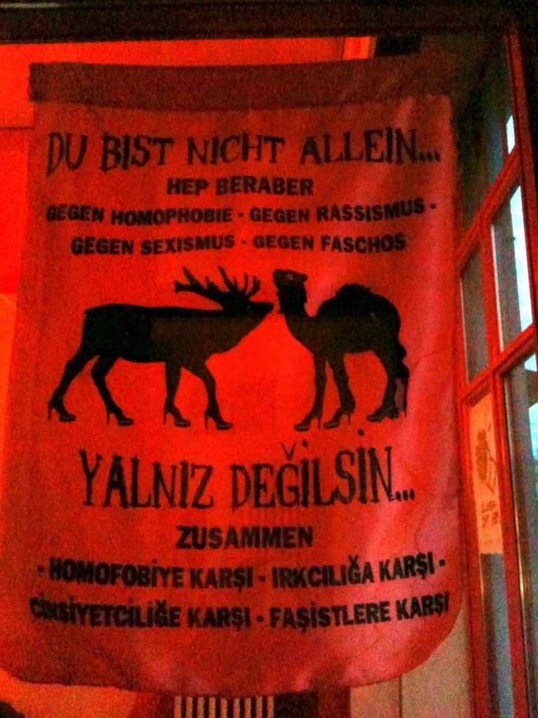 "Tu n'es pas seul(e)", affiche bilingue allemand-turc contre l'homophobie et le racisme