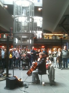 Alban Gerhardt. Concert Bach en "open access", Hauptbahnhof, Berlin, 2012